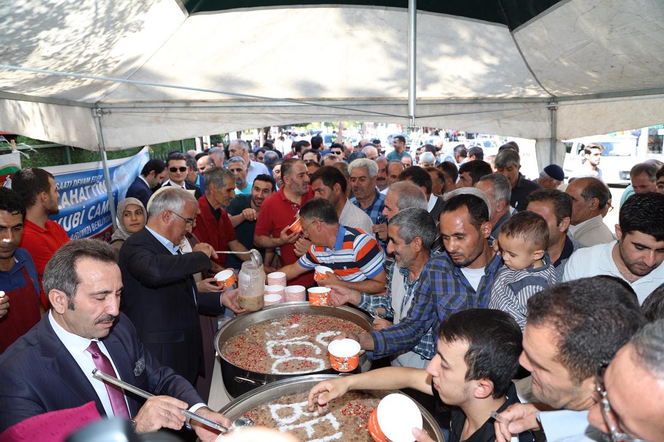 Bingöl’de 3 bin kişiye aşure ikramı Bingöl’de 3 bin kişiye aşure ikramı